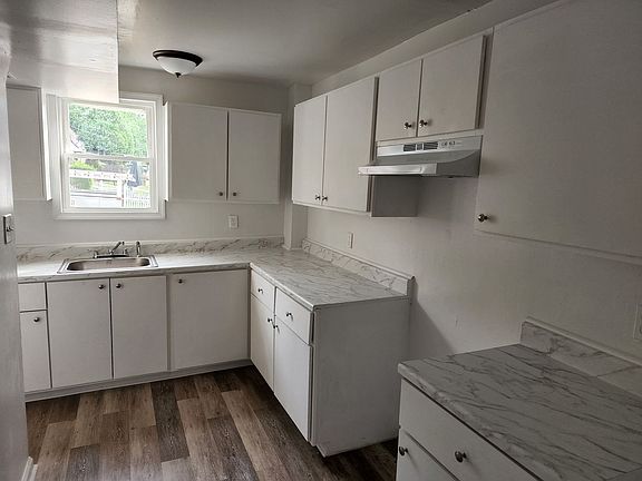 5th image of 8 Bedford Dr