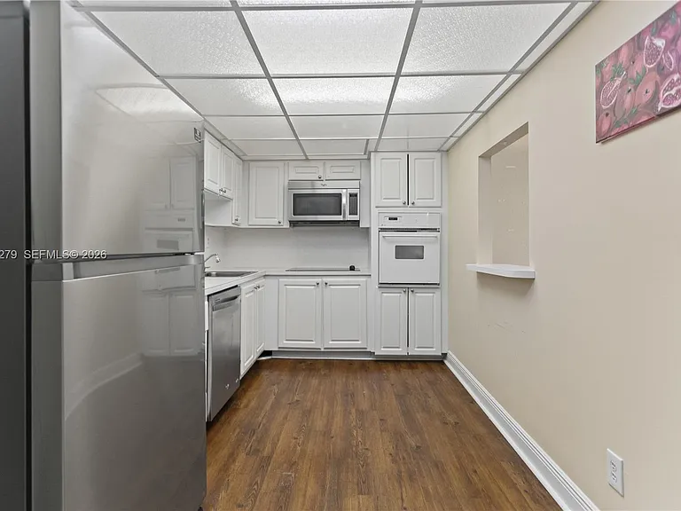 19390 Collins Ave #516 — Photo 5