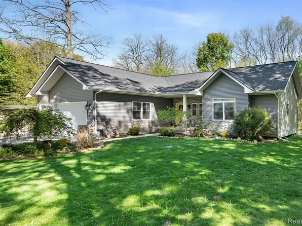 8306 Foster Rd, Clarkston, MI 48346