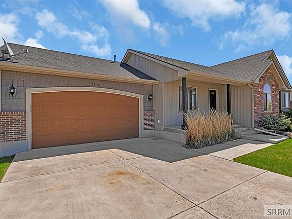3rd image of 3546 N Volcanic Ave