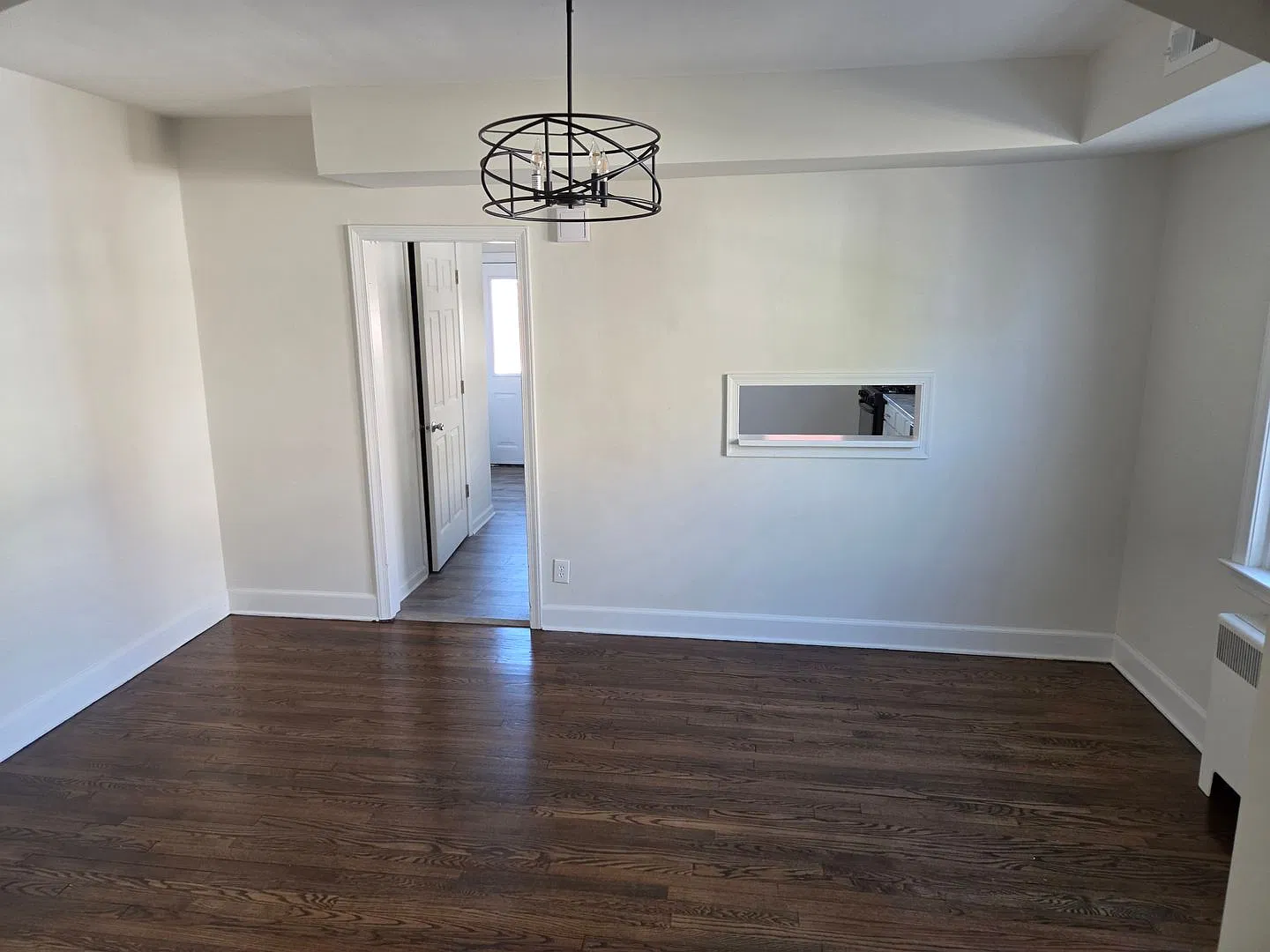 Beautifully renovated 3 bedroom townhouse — Photo 3