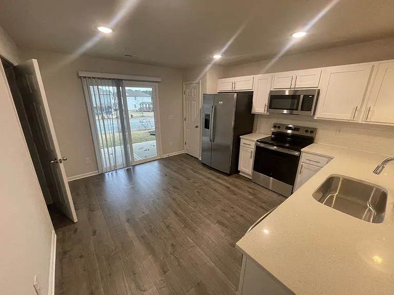 1009 Peony Ln — Photo 4