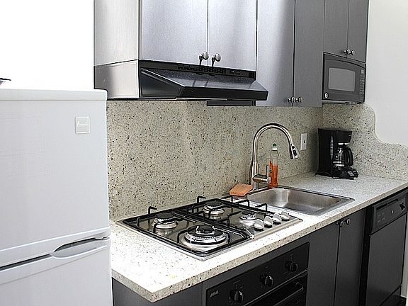 3rd image of 41 W 72nd St APT 18B