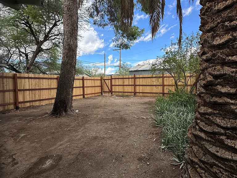 631 E Helen St — Photo 17