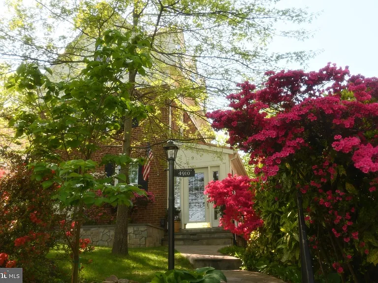 4910 Crescent St — Photo 3