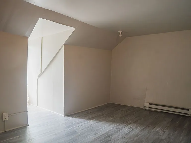 425 W Gordon St — Photo 14