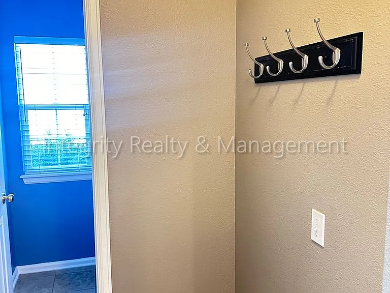 1041 Laurenwood Ln — Photo 26