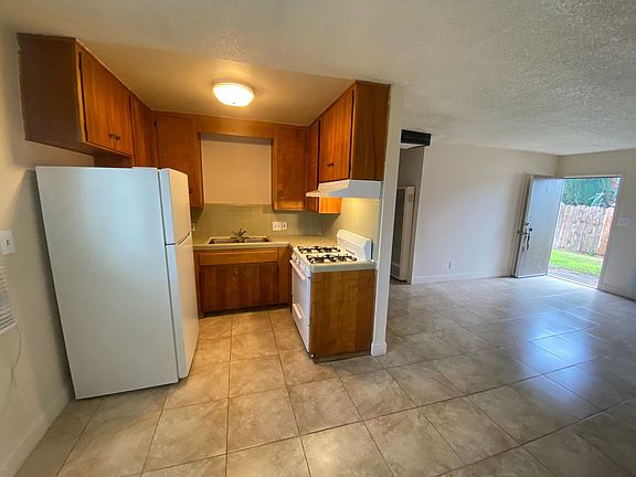 3rd image of 412 Ford St APT 1