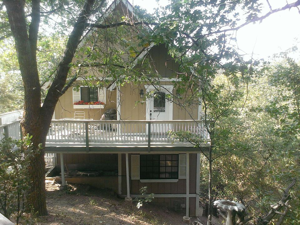 1450 Sequoia Dr. Lake Arrowhead, CA
FRONT OF HOME W/ SEATING AREA & ENTRY