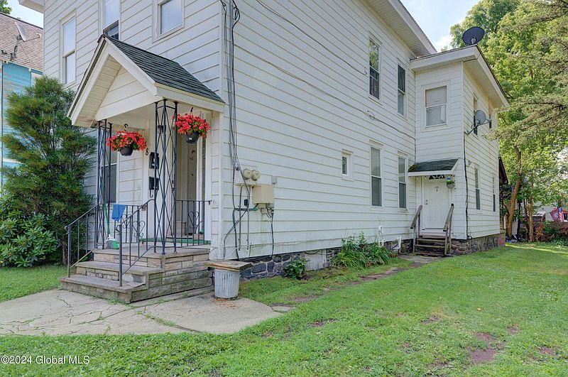 3rd image of 48 Fourth Avenue