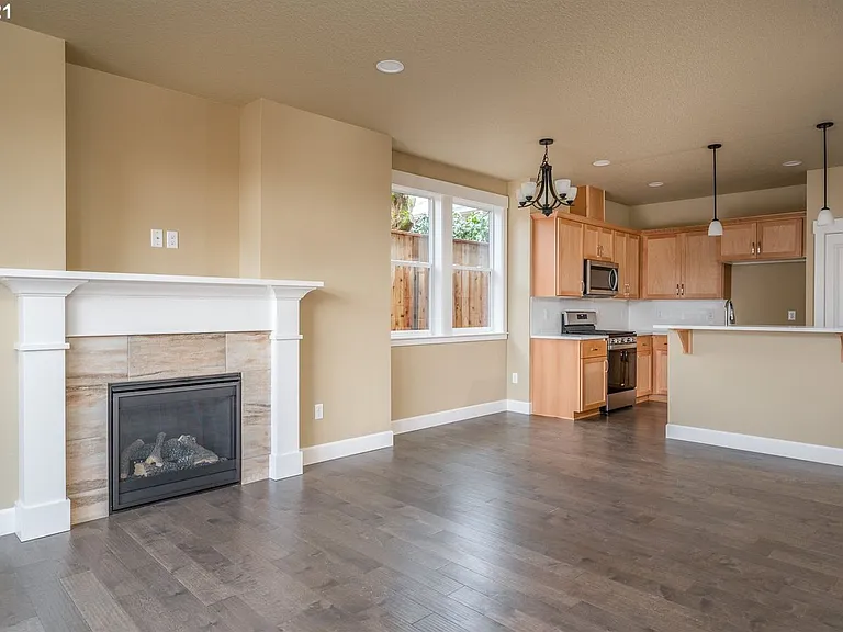 9126 N Seward Ave — Photo 4