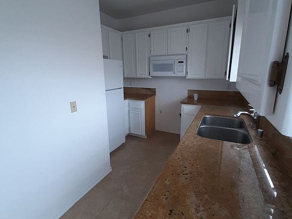 3rd image of 11482 Moorpark St #6