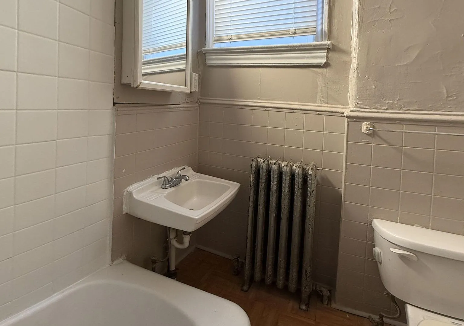 3BR Philadelphia Rowhome with Spacious Living Areas — Photo 4