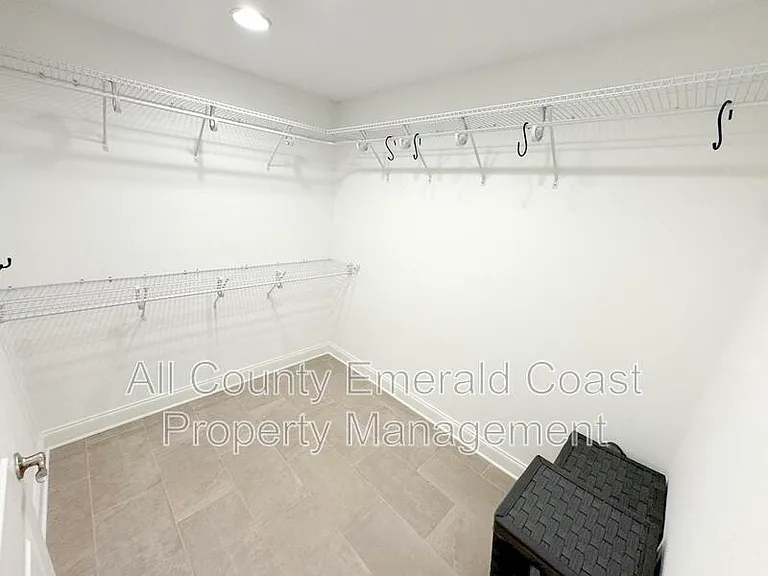 481 Kelly St — Photo 28