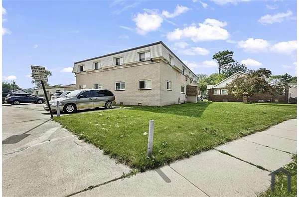 Building Photo - 1304 Morris Ave #4