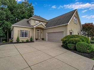 31 Covent Garden Ln, Williamsville, NY 14221