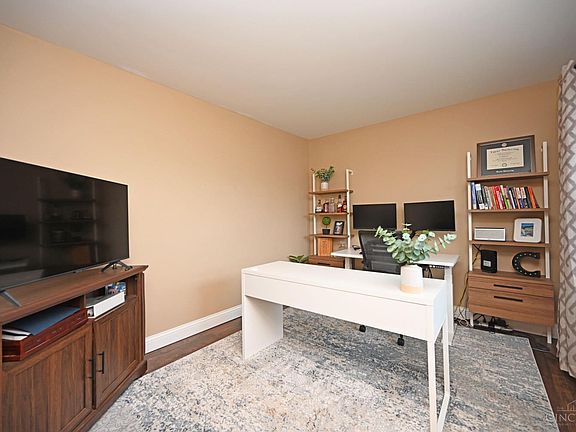5th image of 4869 Sarah Dr