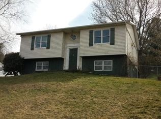 124 Roop Dr, Mount Hope, WV 25880