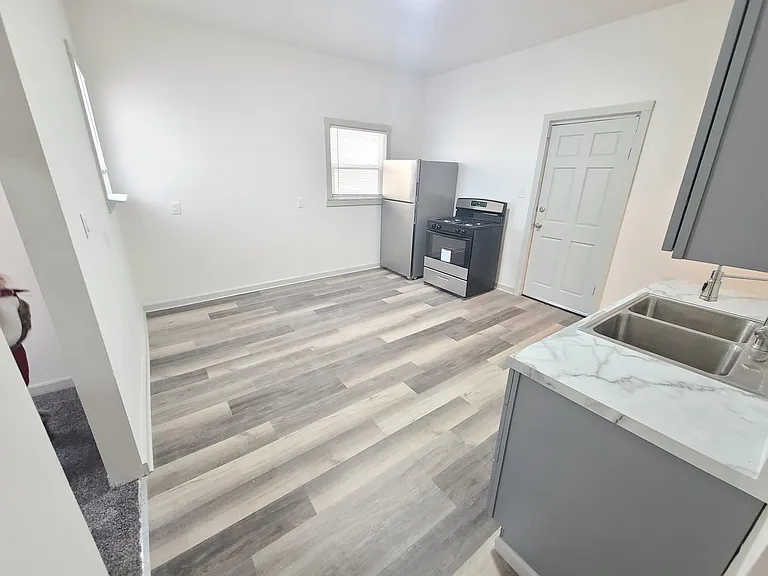 803 Hamilton St #L — Photo 7