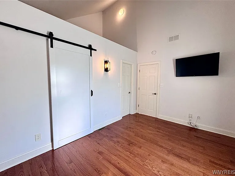 762 Columbus Pkwy — Photo 25