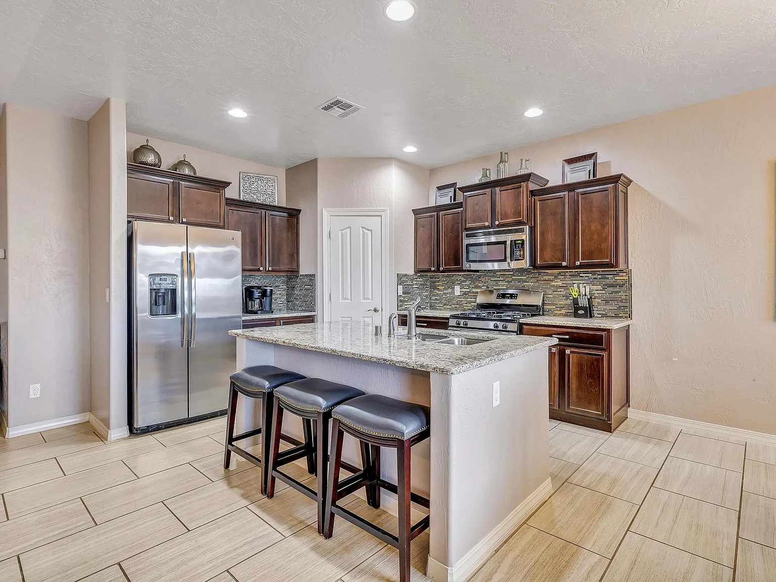 4 bed, 2.0 bath, 2027 sqft, $2,200 — Photo 4