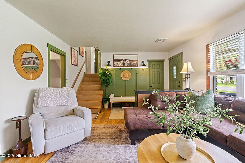 5th image of 129 Charlton Road