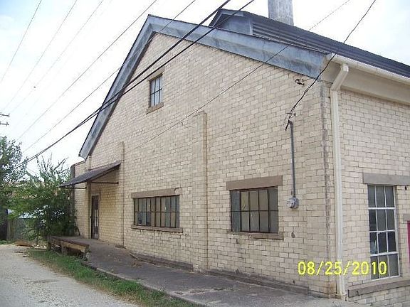 3rd image of 204 W Ave F