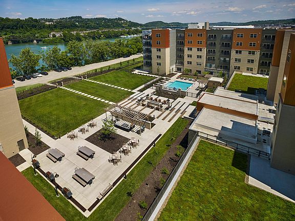 3rd image of 2645 Railroad St #2B-2Ba-1217Sqft