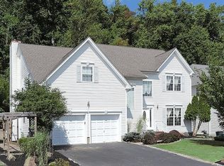 22 Red Bud Ln, Green Brook, NJ 08812