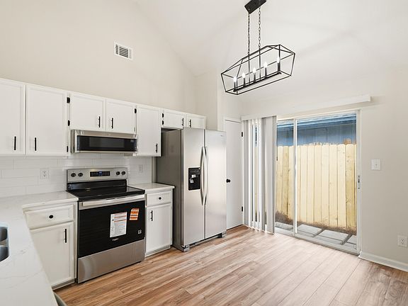 3rd image of 3047 Yorktown Cir