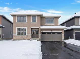584 Paakanaak Ave, Ottawa, ON K1X 0H4