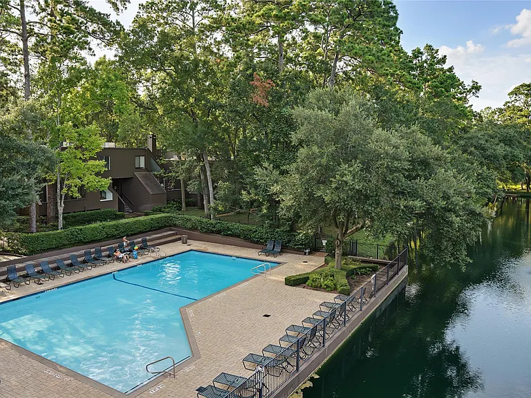 102 Litchfield Ln — Photo 4