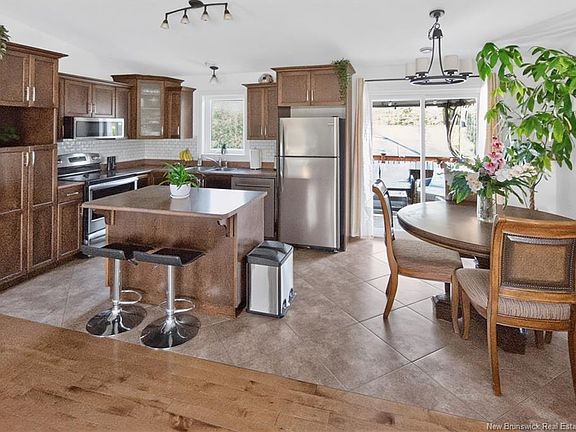 5th image of 356 Maplehurst Dr