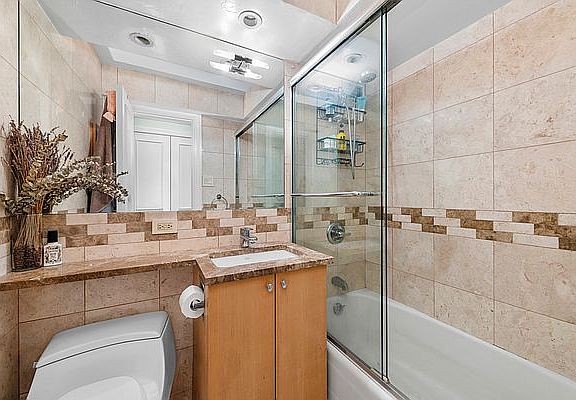 5th image of 210 E 63rd St APT 10B