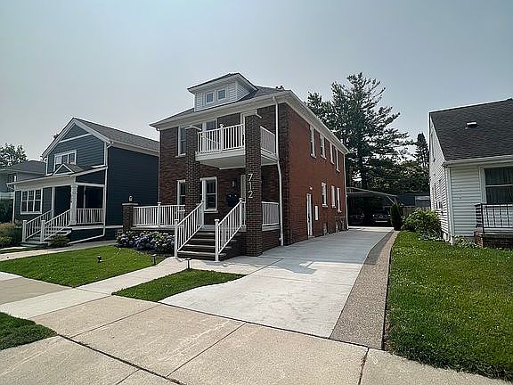 4th image of 712 E Farnum Ave
