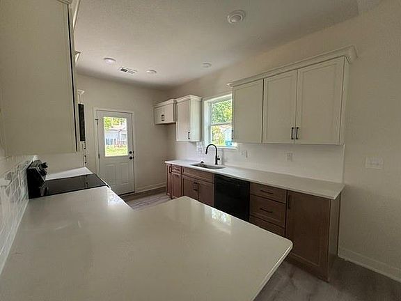 5th image of 444 N Prairie St