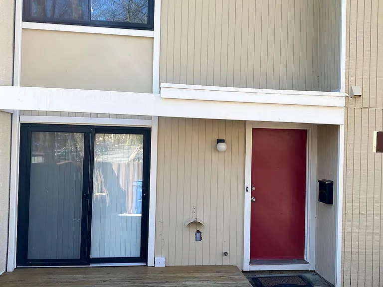 2420 Southgate Sq — Photo 3