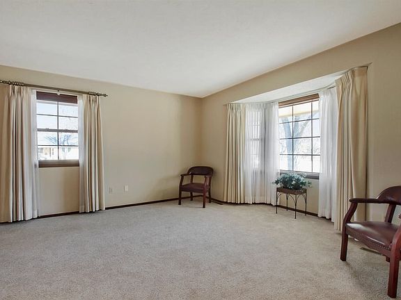 3rd image of 1037 N Marguerite Pkwy