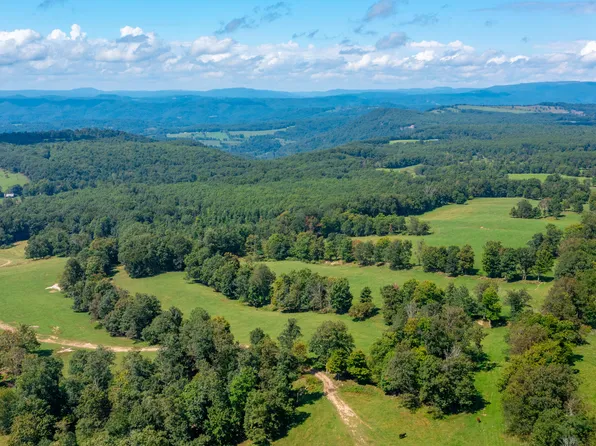 Sky King Dr, Lewisburg, WV 24901