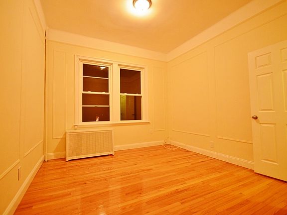 4th image of 1024 Clarence Ave APT 3
