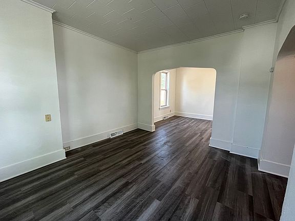 4th image of 914 N 12th Ave E