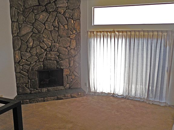 Sunken Living Room/Fireplace/Patio