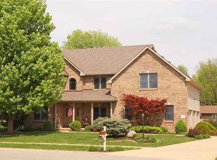 900 Wellington Dr, Washington, IL 61571