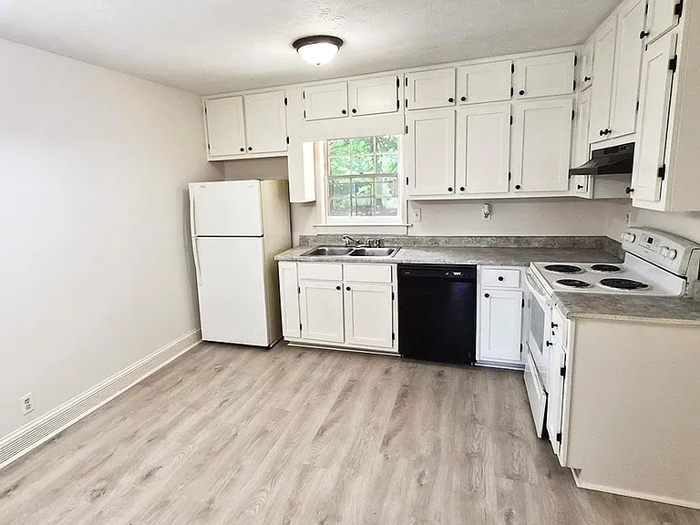 3360 Club Dr #C — Photo 7
