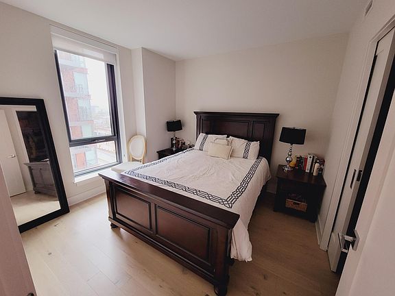 Queen size bed in bedroom
