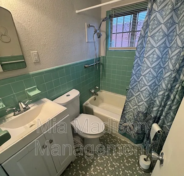 1026 W 41st St — Photo 11