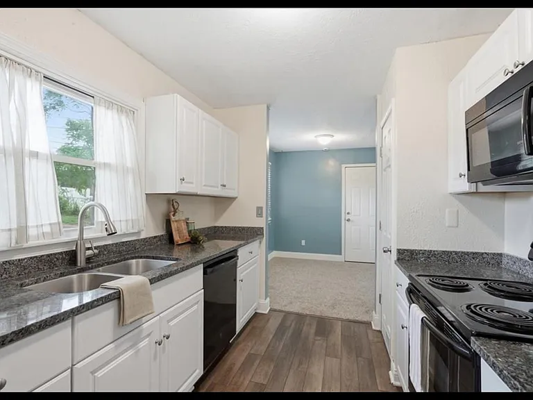 2902 W 7th St — Photo 3
