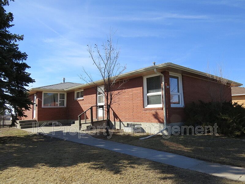 1st image of 520 21st Ave NE