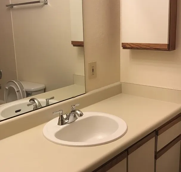 Hilltop Court Apartments — Photo 13