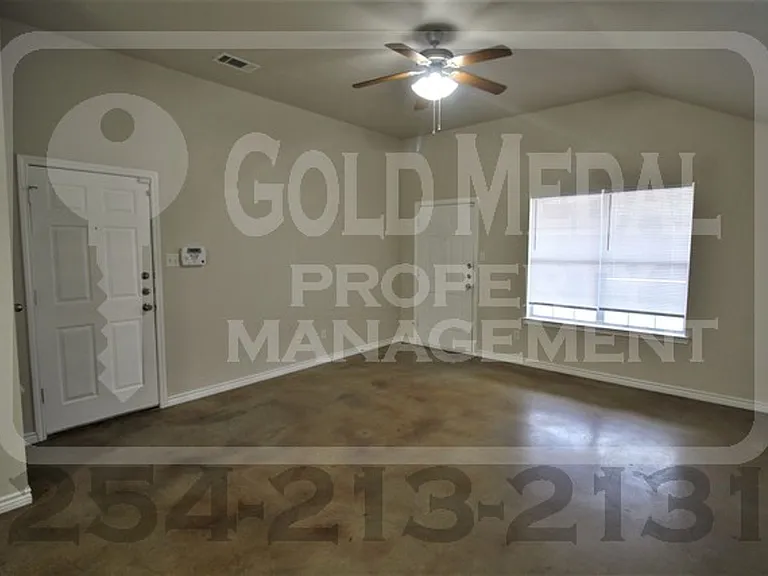 4003 Cambridge Dr — Photo 3